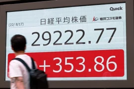 Màn hình hiển thị chỉ số chứng khoán Nikkei-225 tại Tokyo. (Ảnh: Kyodo/TTXVN)