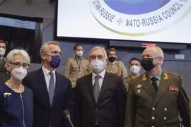 Thứ trưởng Ngoại giao Mỹ Wendy Sherman, Tổng thư ký NATO Jens Stoltenberg, Thứ trưởng Ngoại giao Nga Alexander Grushko và Thứ trưởng Quốc phòng Nga Alexander Fomin tại cuộc họp Hội đồng Nga-NATO ở Brussels, Bỉ, ngày 12/1/2022. (Ảnh: AFP/TTXVN) 