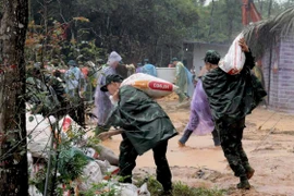 Lực lượng quân đội đang gia cố kè suối tại thành phố Yên bái. (Ảnh: TTXVN phát)