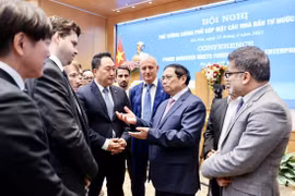 Thủ tướng Phạm Minh Chính trao đổi với các đại diện tổ chức, doanh nghiệp. (Ảnh: Dương Giang/TTXVN)