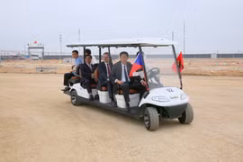 Thủ tướng Cộng hòa Séc cùng phái đoàn trực tiếp tham quan, khảo sát vị trí và tiến độ thi công của Nhà máy sản xuất ôtô Thành Công Việt Hưng tại khu công nghiệp Việt Hưng, thành phố Hạ Long. (Ảnh: Thanh Vân/TTXVN)
