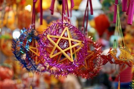 Tết Trung Thu - một cái Tết đặc biệt không chỉ dành cho trẻ em, mà đó còn là một cái Tết của bạn bè, gia đình, quây quần xum vầy, gặp gỡ trao nhận yêu thương. (Ảnh: Minh Hiếu/Vietnam+)