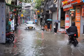 Ngập úng tại nhiều tuyến phố ở Hà Nội. (Ảnh: Hoàng Hiếu/TTXVN)