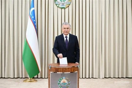 Tổng thống Uzbekistan Shavkat Mirziyoyev bỏ phiếu trong cuộc trưng cầu ý dân về sửa đổi Hiến pháp, ở Tashkent ngày 30/4/2023. (Ảnh: AFP/TTXVN)
