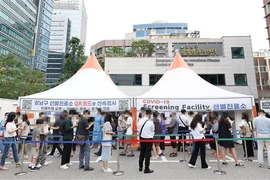 Người dân xếp hàng chờ xét nghiệm COVID-19 ở Seoul, Hàn Quốc, ngày 12/7/2022. (Ảnh: Yonhap/TTXVN) 