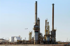 Nhà máy lọc dầu tại al-Buraqah, Libya. (Ảnh: AFP/TTXVN) 