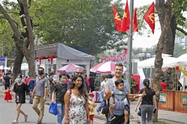 Du khách nước ngoài tham gia trên tuyến phố đi bộ Hồ Gươm. (Ảnh: Trần Việt/TTXVN) 