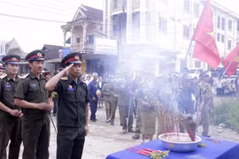 Đông đảo các tầng lớp nhân dân huyện Nong Het, tỉnh Xiengkhuang, Bắc Lào ra tiễn biệt và tri ân các anh hùng liệt sỹ Việt Nam hy sinh vì nền độc lập tự do của hai nước. (Ảnh: Phạm Kiên/TTXVN) 