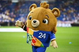 Chú gấu bông Albart - linh vật của EURO 2024. (Ảnh: AP/TTXVN)