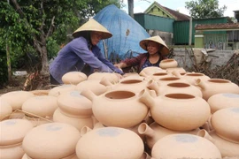 Làng sản xuất nồi đất ở xã Trù Sơn, huyện Đô Lương. (Ảnh: Nguyễn Oanh/TTXVN) 