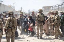 Binh sỹ Anh và Mỹ làm nhiệm vụ hỗ trợ sơ tán tại khu vực sân bay Kabul, Afghanistan, ngày 21/8/2021. (Ảnh: AFP/TTXVN) 