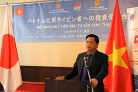 Chủ tịch Ủy ban Nhân dân tỉnh Thái Bình Nguyễn Khắc Thận giải đáp thắc mắc của các nhà đầu tư Nhật Bản. (Ảnh: Đào Thanh Tùng/TTXVN)