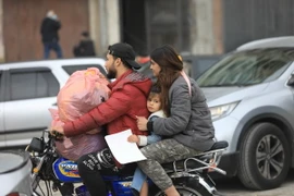 Người dân trở về nhà tại Beirut, Liban, ngày 27/11/2024, sau khi lệnh ngừng bắn giữa Israel và phong trào Hồi giáo Hezbollah có hiệu lực. (Ảnh: THX/TTXVN)