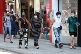 Người dân đeo khẩu trang phòng dịch COVID-19 tại Brussels, Bỉ . (Ảnh: AFP/TTXVN) 