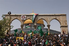 Người Palestine tại đền thờ Hồi giáo Al-Aqsa ở Jerusalem ngày 29/4/2022. (Ảnh: AFP/TTXVN) 