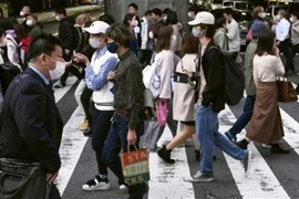 Người dân đeo khẩu trang phòng lây nhiễm COVID-19 tại Tokyo, Nhật Bản, ngày 18/11/2020. (Nguồn: Kyodo/TTXVN) 