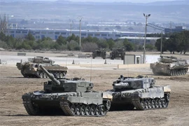 Binh sỹ Ukraine tham gia khóa huấn luyện trên xe tăng. (Ảnh: AFP/TTXVN)