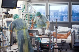 Nhân viên y tế điều trị cho bệnh nhân COVID-19 tại bệnh viện ở Bochum, Đức. (Ảnh: AFP/TTXVN) 