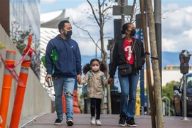 Người dân đeo khẩu trang phòng dịch COVID-19 tại Los Angeles, bang California, Mỹ ngày 22/3/2020. (Nguồn: AFP/TTXVN) 