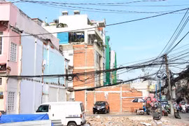 Nhiều hộ dân đang sửa chữa, cải tạo nhà để bàn giao mặt bằng cho địa phương, đoạn Cách Mạng Tháng Tám. (Ảnh: Tiến Lực/TTXVN) 