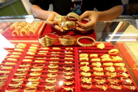 Vàng trang sức được bày bán tại một cửa hàng ở Yangon, Myanmar. (Ảnh: THX/TTXVN) 