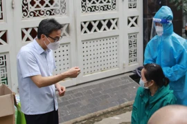 Phó Thủ tướng Vũ Đức Đam kiểm tra công tác chống dịch tại quận 12