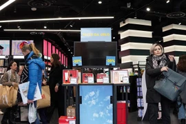 Người dân mua sắm tại một cửa hàng ở Rome, Italy, ngày 5/1/2023. (Ảnh: THX/TTXVN)