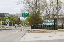 Khu vực biên giới Mỹ nhìn từ phía cầu Rainbow ở tháp Niagara, Ontario, Canada trong thời điểm đóng cửa các dịch vụ không thiết yếu do dịch COVID-19, ngày 19/5/2020. (Nguồn: THX/TTXVN) 