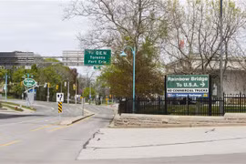 Khu vực biên giới Mỹ nhìn từ phía cầu Rainbow ở tháp Niagara, Ontario, Canada trong thời điểm đóng cửa các dịch vụ không thiết yếu do dịch COVID-19, ngày 19/5/2020. (Nguồn: THX/TTXVN) 