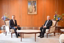 Chủ tịch Hội đồng Cơ mật Hoàng gia Thái Lan, ông Surayud Chulanont (phải) tiếp Đại sứ Phan Chí Thành đến chào xã giao. (Ảnh: Huy Tiến/TTXVN)