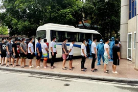 Các đối tượng người Trung Quốc nhập cảnh trái phép vào Việt Nam được trao trả cho các cơ quan chức năng phía Trung Quốc. (Nguồn: TTXVN phát) 