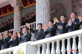 Nhà lãnh đạo Triều Tiên Kim Jong-un (giữa) cùng các quan chức cấp cao dự lễ kỷ niệm 110 năm ngày sinh của cố lãnh tụ Kim Nhật Thành, tại thủ đô Bình Nhưỡng, ngày 15/4/2022. (Ảnh: Yonhap/TTXVN) 