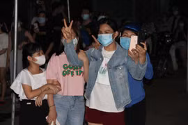 Hình ảnh người dân Bình Dương vỡ òa niềm vui khi được dỡ phong tỏa