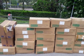 Phát hiện hơn 20 thùng thuốc tây hết hạn vứt bỏ trên Đại lộ Thăng Long