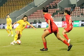 Trận đấu giữa đội tuyển Thái Lan (áo vàng) và Singapore (áo đỏ) trong khuôn khổ bảng B môn bóng đá nữ tại SEA Games 31 diễn ra trên sân vận động Cẩm Phả. (Ảnh: Anh Tuấn/TTXVN) 