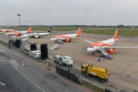 Máy bay của hãng hàng không EasyJet tại sân bay London Luton ở London, Anh, ngày 16/4/2020. (Nguồn: AFP/TTXVN) 