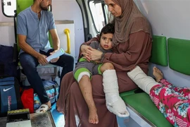 Em nhỏ bị thương chờ được đưa tới bệnh viện ở Ai Cập qua cửa khẩu Rafah ngày 1/11/2023. (Ảnh: THX/TTXVN)