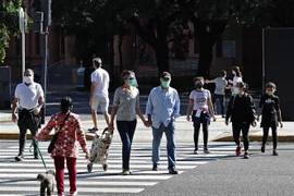 Người dân di chuyển trên đường phố tại Buenos Aires, Argentina. (Ảnh: AFP/TTXVN) 