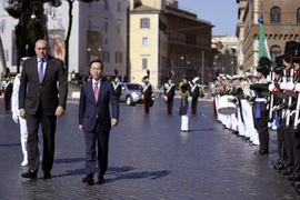 Chủ tịch nước Võ Văn Thưởng đến đặt vòng hoa tại Đài Tổ quốc ở Thủ đô Rome, Italy. (Ảnh: TTXVN phát)