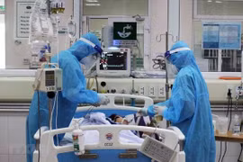 Điều trị cho bệnh nhân COVID-19. (Ảnh: TTXVN) 