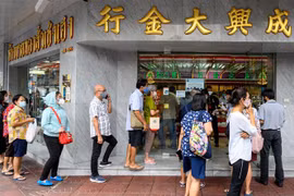 Người dân xếp hàng chờ bán trang sức tại một cửa hàng vàng ở Bangkok, Thái Lan. (Ảnh: AFP/TTXVN) 