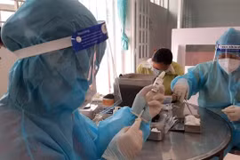 Nhân viên y tế chuẩn bị vaccine để tiêm cho người dân Bình Dương. (Ảnh: Chí Tưởng/TTXVN) 