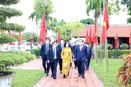 Trưởng ban Tổ chức Trung ương Trương Thị Mai và các đại biểu thăm Khu tưởng niệm ông Lê Đức Thọ, xã Nam Vân, thành phố Nam Định. (Ảnh: Nguyễn Lành/TTXVN) 