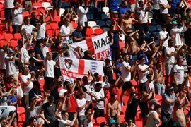 Các cổ động viên Anh mừng chiến thắng trên sân Wembley. (Nguồn: AFP/TTXVN) 