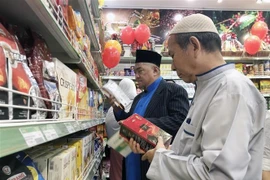 Người dân theo đạo Hồi tham quan, mua sắm tại cửa hàng thực phẩm Halal tại Thành phố Hồ Chí Minh. (Ảnh minh họa: Mỹ Phương/TTXVN) 