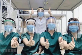 Nhân viên y tế Bệnh viện Bệnh Nhiệt đới Trung ương cơ sở 2 thể hiện sự lạc quan và tinh thần quyết tâm chiến thắng đại dịch COVID-19. (Ảnh: TTXVN) 