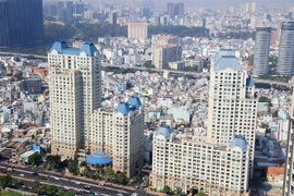 Các tòa nhà chung cư trên đường Nguyễn Hữu Cảnh, Quận Bình Thạnh, Thành phố Hồ Chí Minh. (Ảnh: Hồng Đạt/TTXVN)