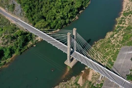 Cầu treo Đakrông ở Quảng Trị. (Ảnh: Hồ Cầu/TTXVN) 