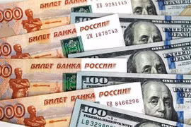 Đồng ruble (bên trái) và đồng USD (bên phải). (Ảnh: Sputnik/TTXVN) 