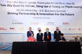 Bí thư Thành ủy Nguyễn Thiện Nhân và Chủ tịch Ủy ban Nhân dân Thành phố Hồ Chí Minh Nguyễn Thành Phong chứng kiến lễ ký giữa Sở Thông tin Truyền thông Thành phố với Cơ quan Thương mại và Phát triển Hoa Kỳ (USTDA) về Thỏa thuận tài trợ Trung tâm Điều hành 